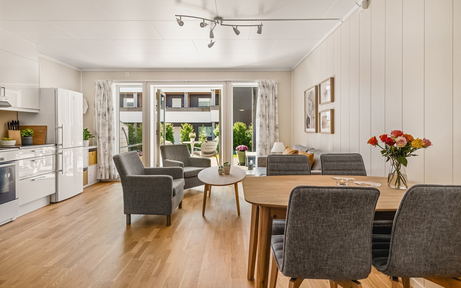 Leiligheten var ny i 2015, fremstår meget velholdt og med ingen bruksslitasje, her er det bare å pakke sakene og flytte rett inn. Galleribilde