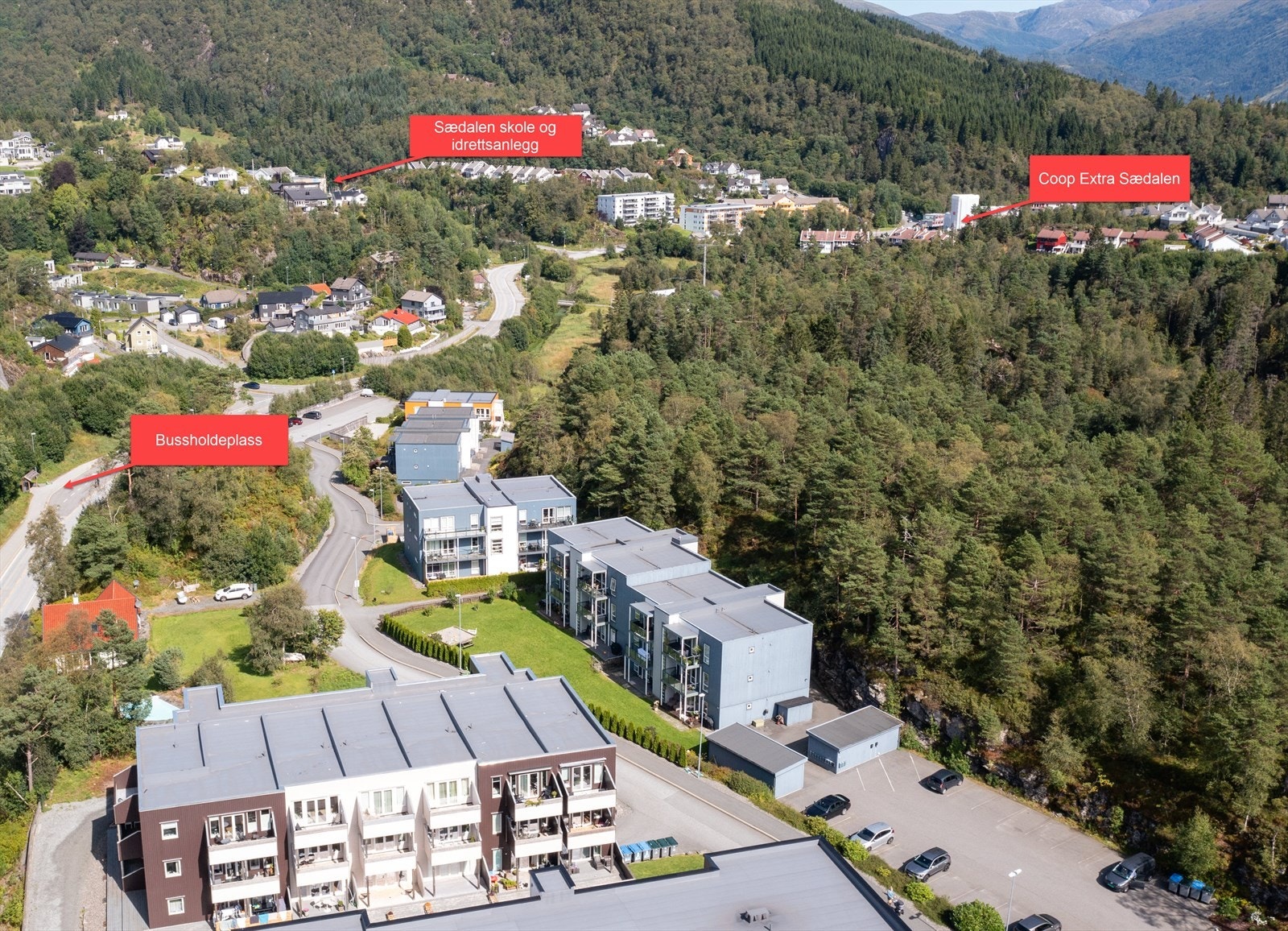 Bussholdeplass rett ned i hovedvei (16E), til nærmeste dagligvarebutikk (Coop Extra Sædalen med post i butikk), går man til på ca. 10 minutter. Galleribilde