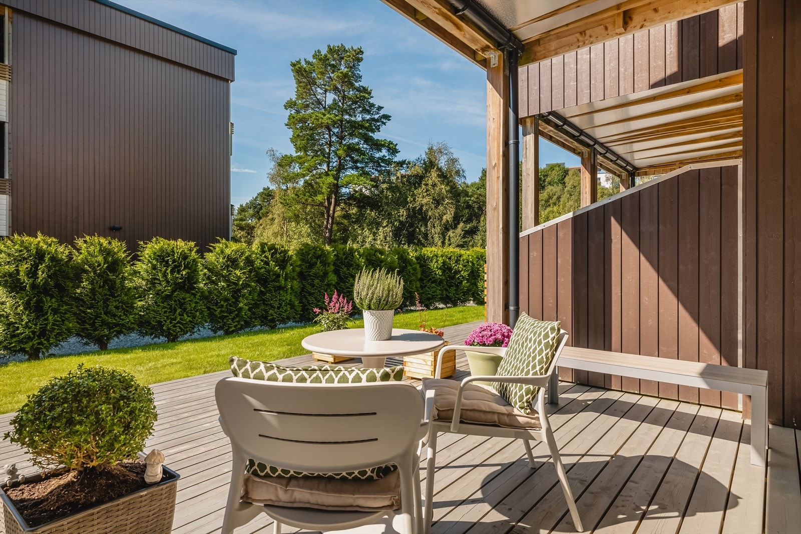 Utgang til sørvendt terrasse på 10,7 kvm hvorav 7,6 kvm er overbygd. Galleribilde