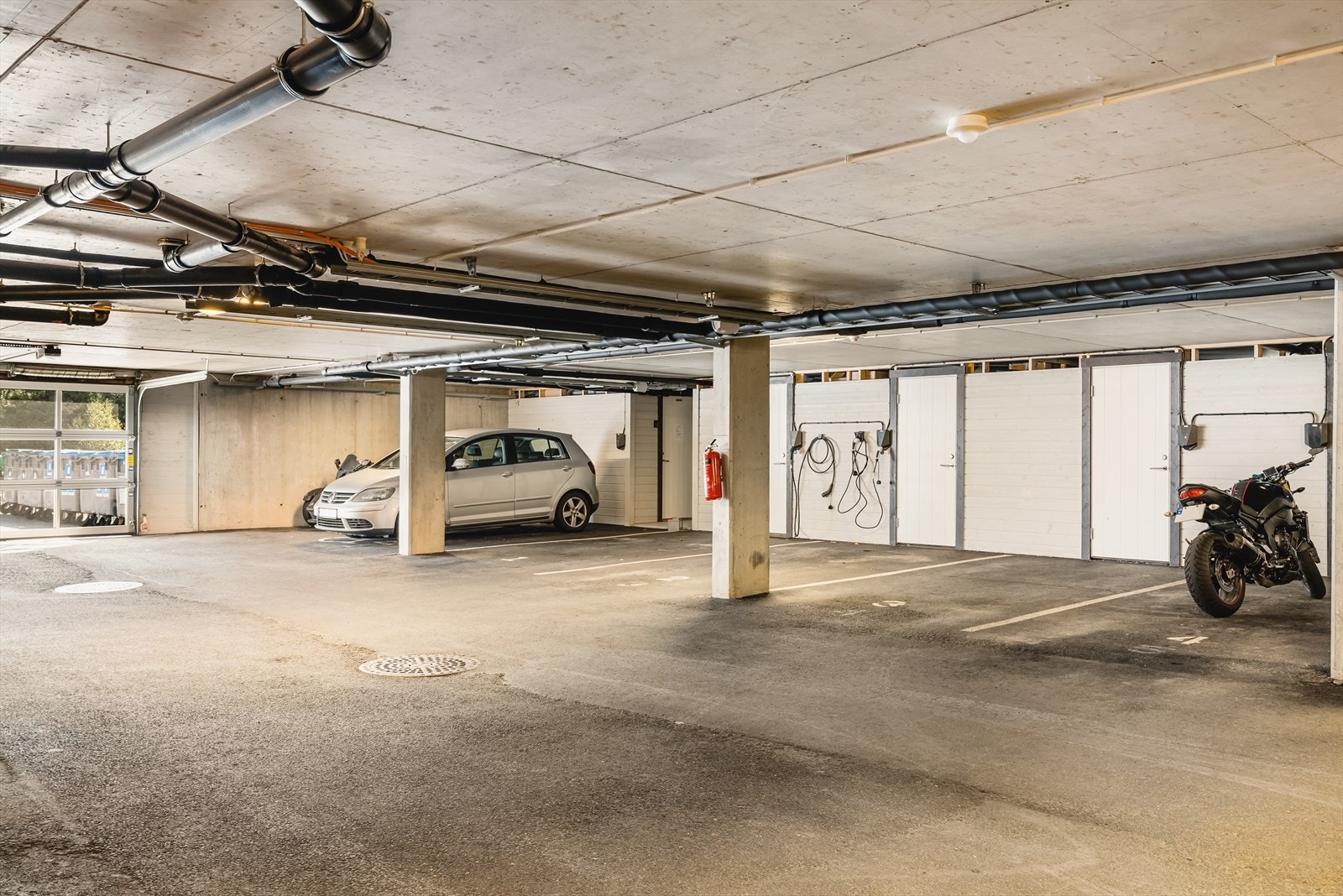En garasjeplass i sameiets garasjeanlegg med egen elbil ladestasjon (Easee, 22kW, plass nr. 3). For øvrig er det parkering på alle fellesområdets parkeringsplasser. Totalt er det avsatt 1,5 parkeringsplass pr. leilighet (inkludert den i garasjen). Galleribilde