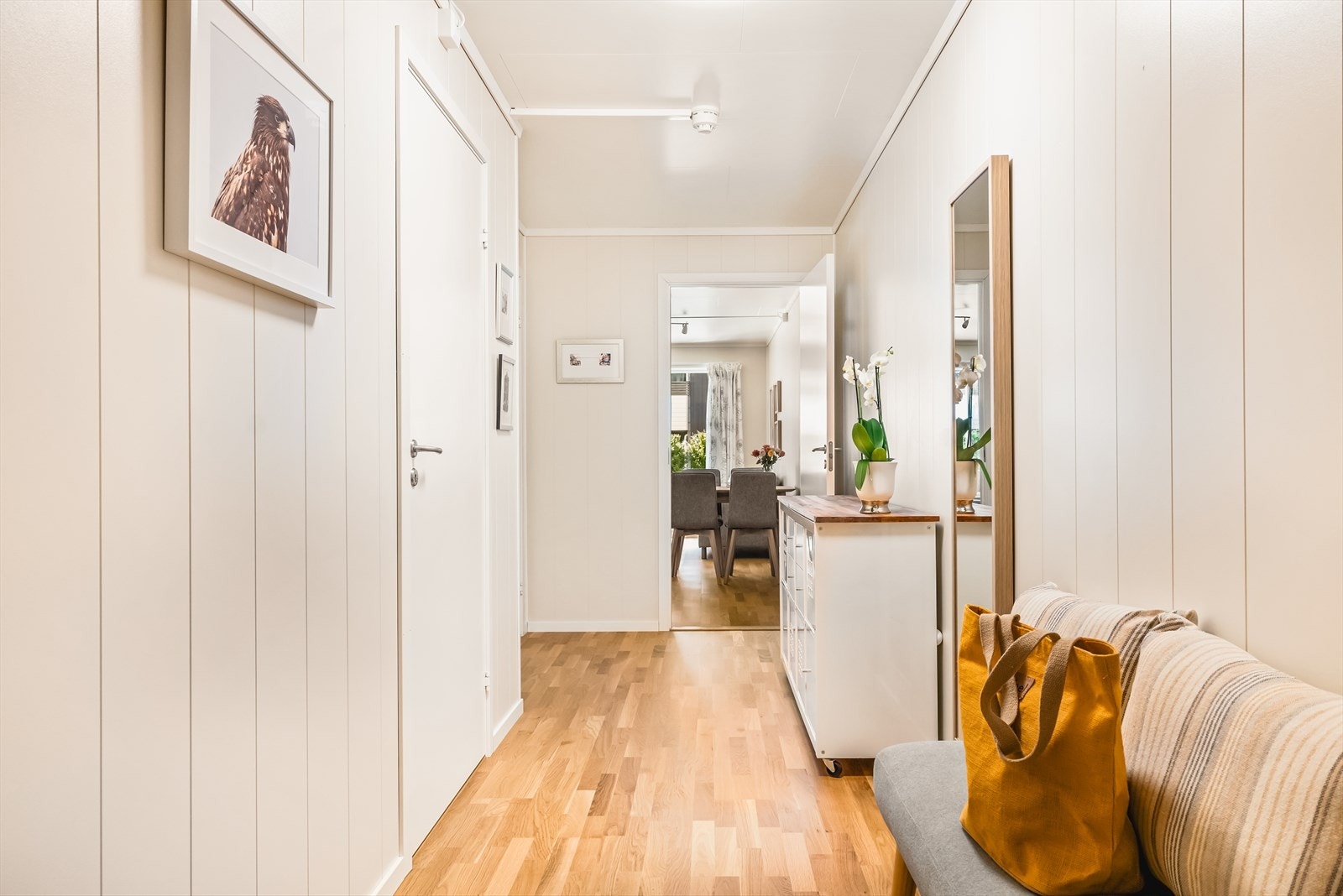 Romslig entré/gang på 9,6 kvm. Praktisk bod/teknisk rom hvor bl.a. rør i rør skap, varmtvannstank, sikringsskap, ventilasjonssystem og beholder sentralstøvsuger er plassert. Galleribilde