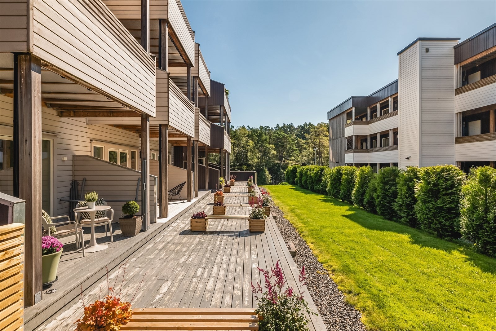 Tomten er foruten eiendommens bygningsmasse pent opparbeidet med interne veier, grøntarealer, murer/bed og div prydbusker/beplantning. Det ble i 2023 etablert en lokal lekeplass, beliggende bak nr. 145 (naboblokka). Denne driftes av velforeningen. Galleribilde