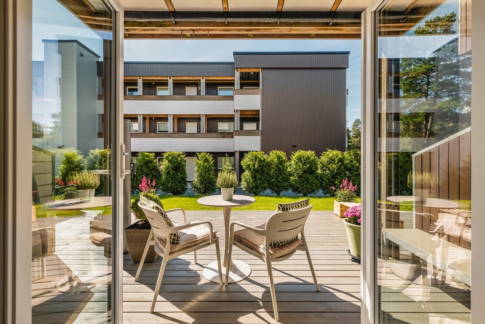 Store vinduer som slipper inn mye lys og gir en luftig romfølelse. Galleribilde