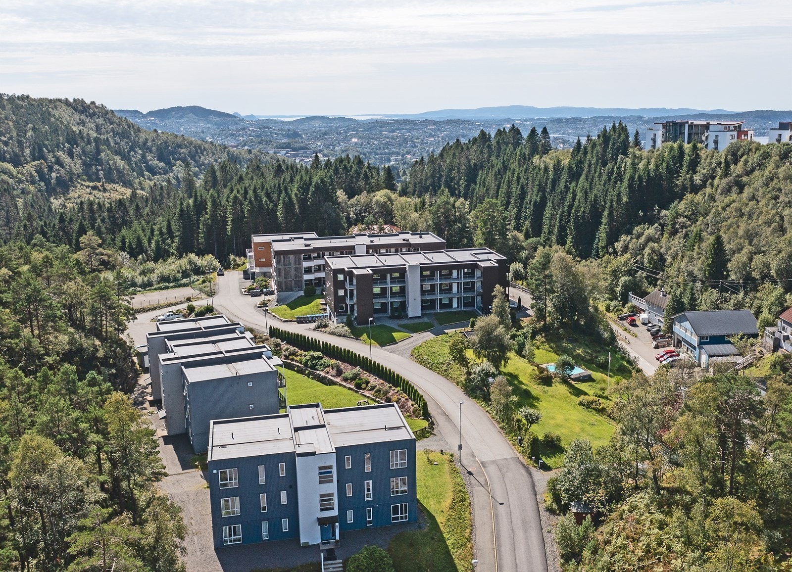 Området er populært og ligger på østsiden av Nattlandsfjellet, mellom Nattland og Helldalsåsen i Fana bydel. Leiligheten passer for alle aldersgrupper og ulike livssituasjoner, med trappefri adkomst og heis i bygget. Galleribilde