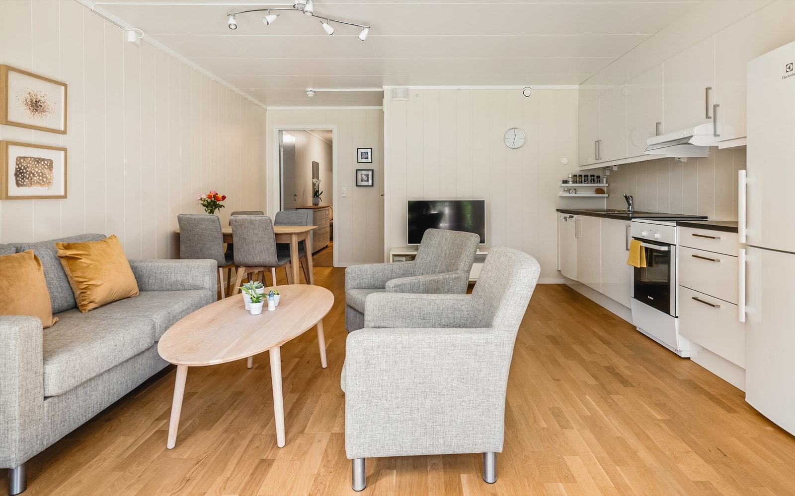 Lyst og meget trivelig med en utforming som gjør den enkel å møblere. Her er det høy trivsel, og fin plass til både sofagruppe og spisegruppe. Galleribilde