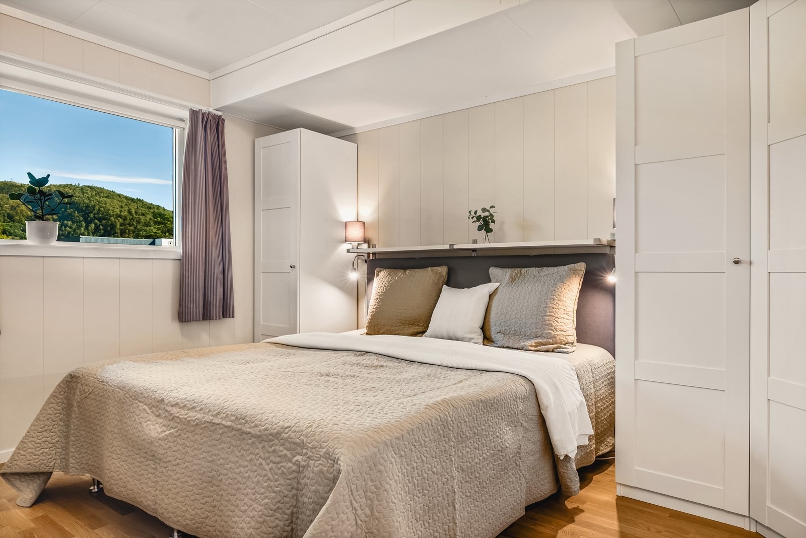 Stort soverom på 11,3 kvm med tilhørende god garderobe og plass til f.eks. ytterligere kommode eller skrivepult. Galleribilde