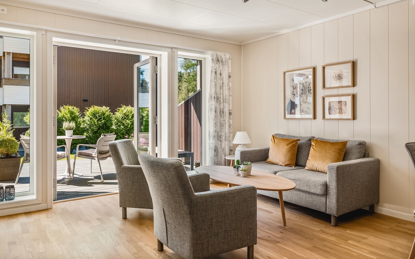 Tre-stavs eikeparkett på gulv, mdf panel på vegger og takplater i himling. Varmekabler i entre/gang, bad og stue/kjøkken. Leiligheten har balansert ventilasjon med varmegjenvinning og uttak for sentralstøvsuger. Galleribilde