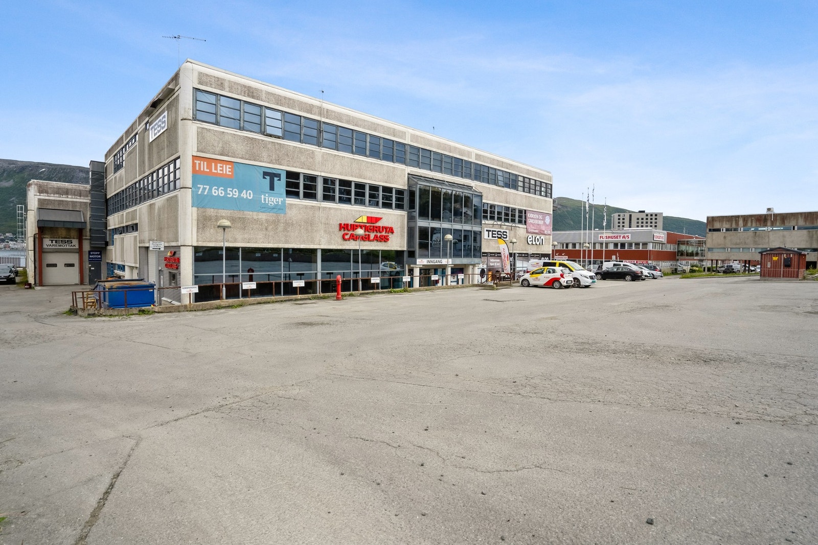 Boligen ligger i Stakkevollvegen 27, hvor det er boligseksjoner og næringseiendom på førsteplanet Galleribilde