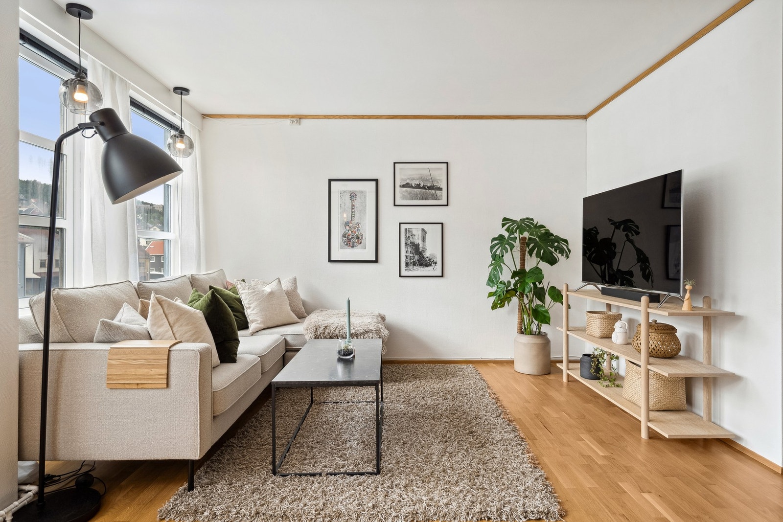 Romslig stue med naturlig rominndeling Galleribilde