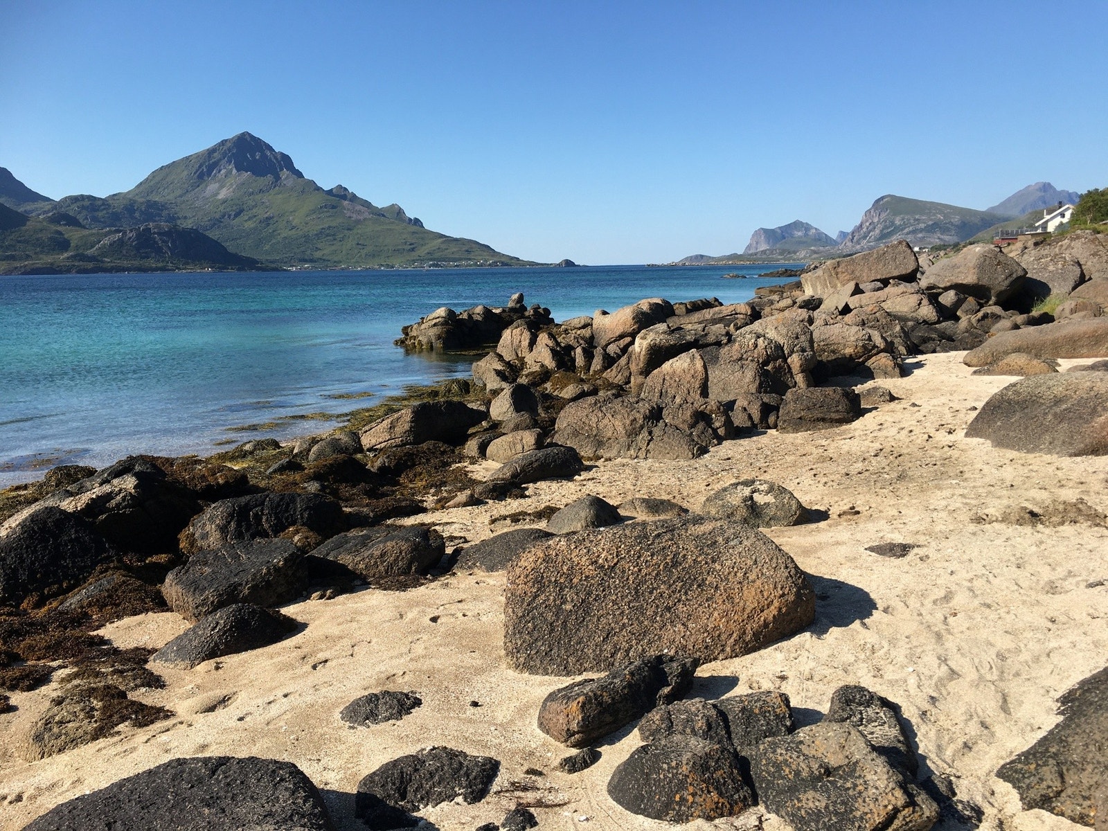 Her er deler av sandstranden som ligger på eiendommen. Galleribilde