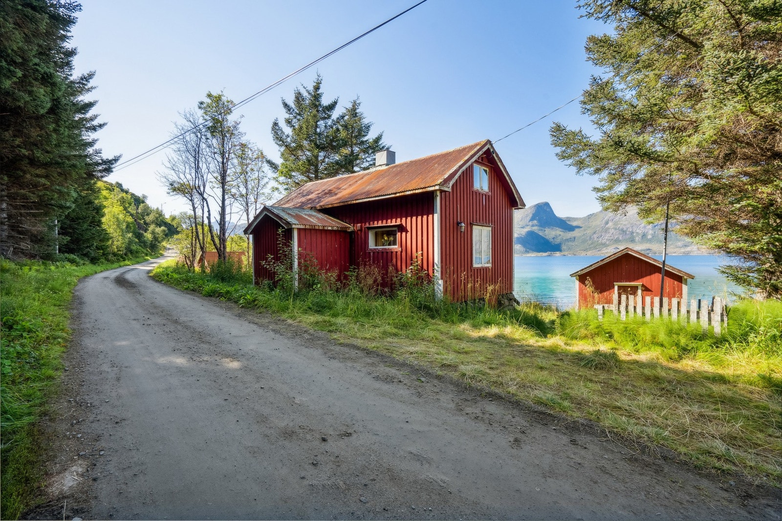 Parkering på egen tomt like ved veien. Galleribilde