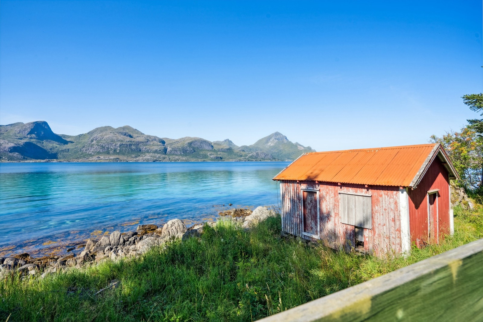 Fra eiendommen får du en fantastisk utsikt - her sett fra hovedhuset. Galleribilde