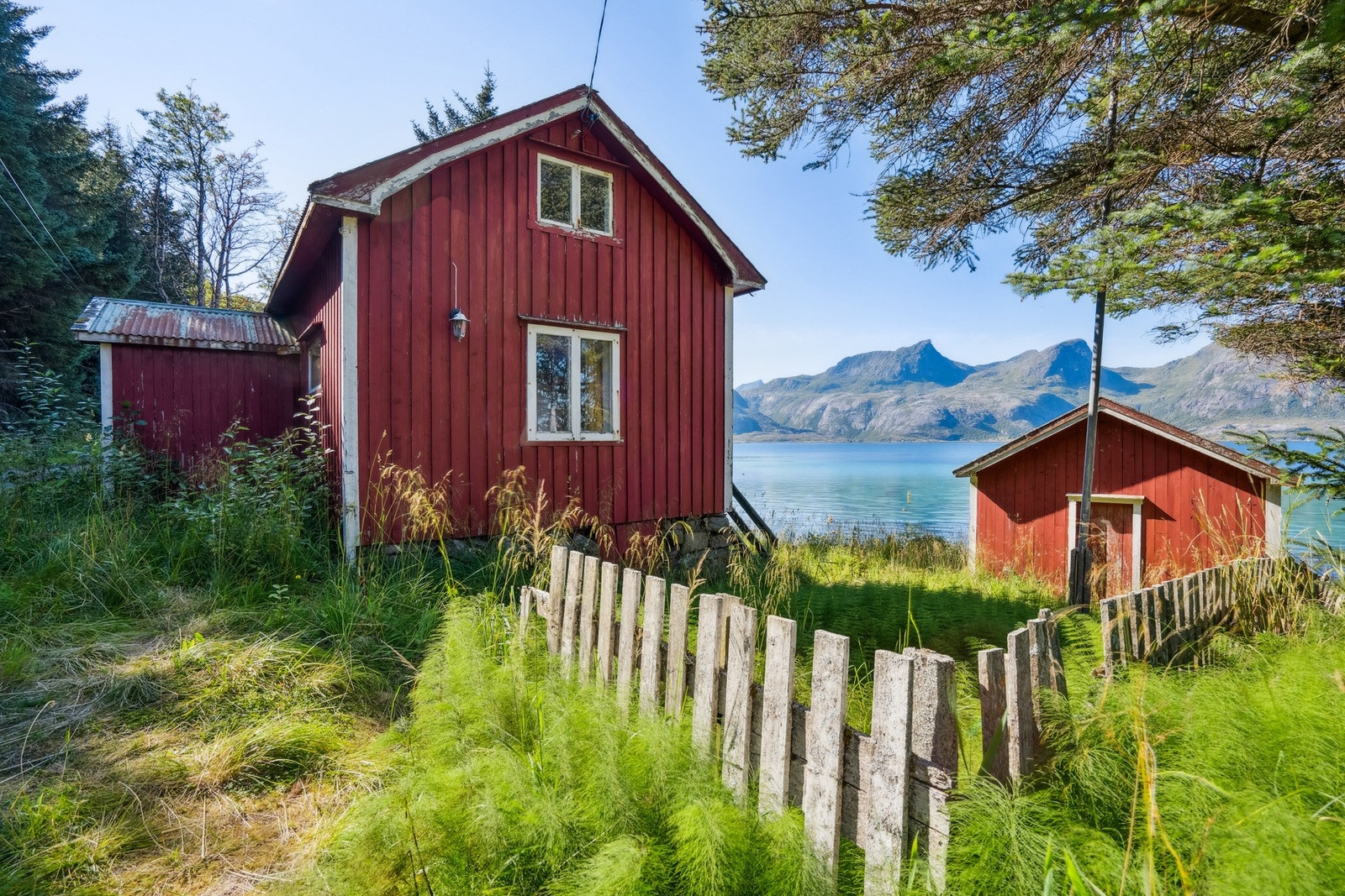 På eiendommen står det oppført enebolig, to naust og et uthus med en fantastisk utsikt! Galleribilde
