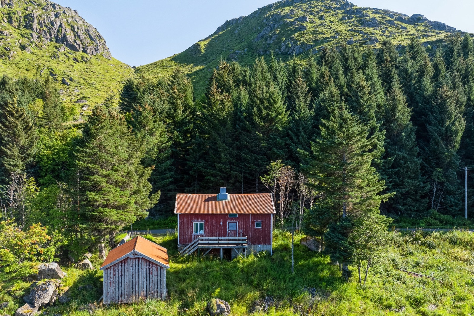 Enebolig med mulighet for fjelltur på ene siden og båttur på andre siden. Galleribilde