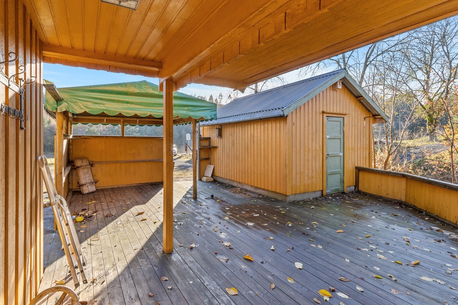 Boligen har en romslig terrasse Galleribilde