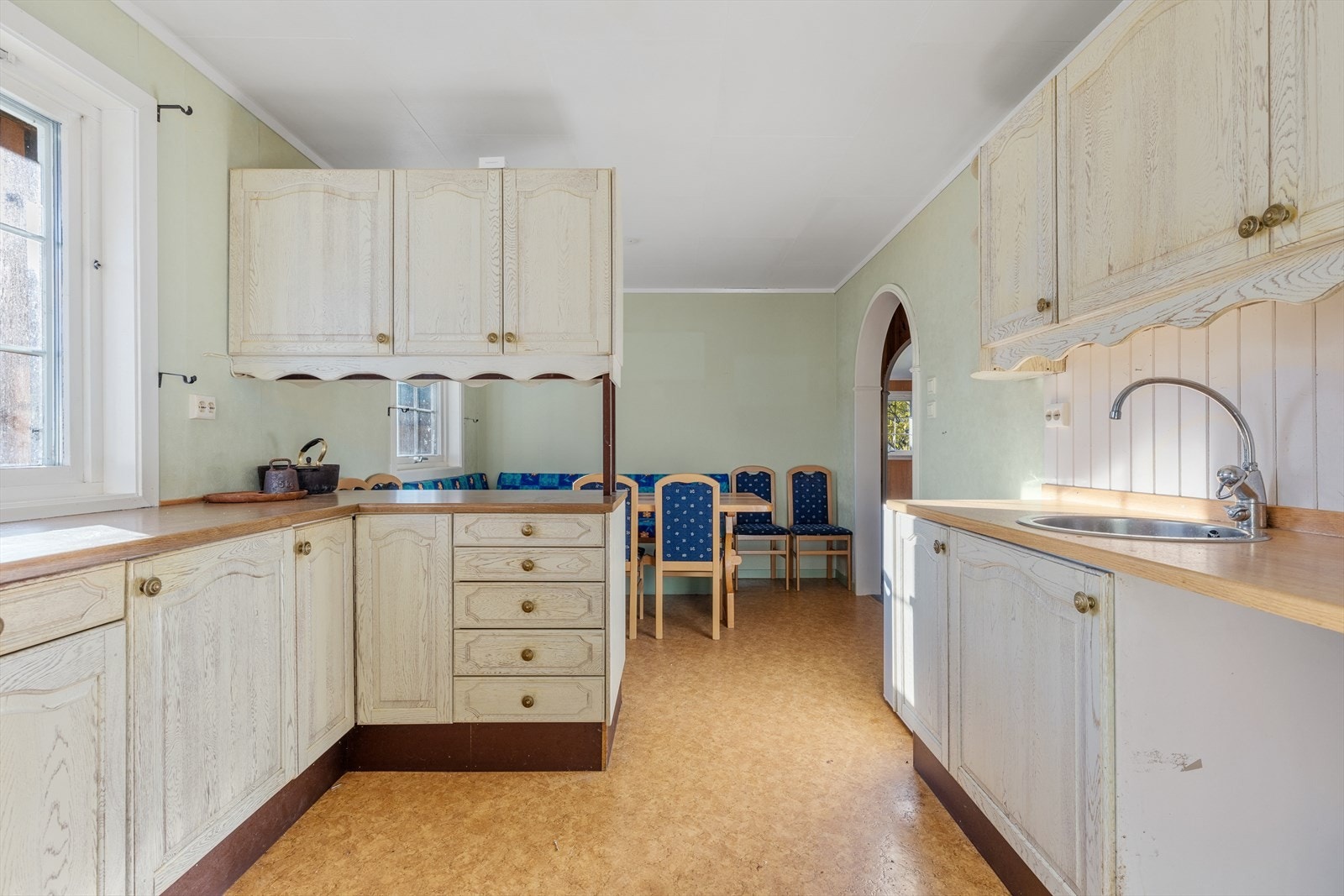 Det er plass til spisebord på kjøkkenet Galleribilde