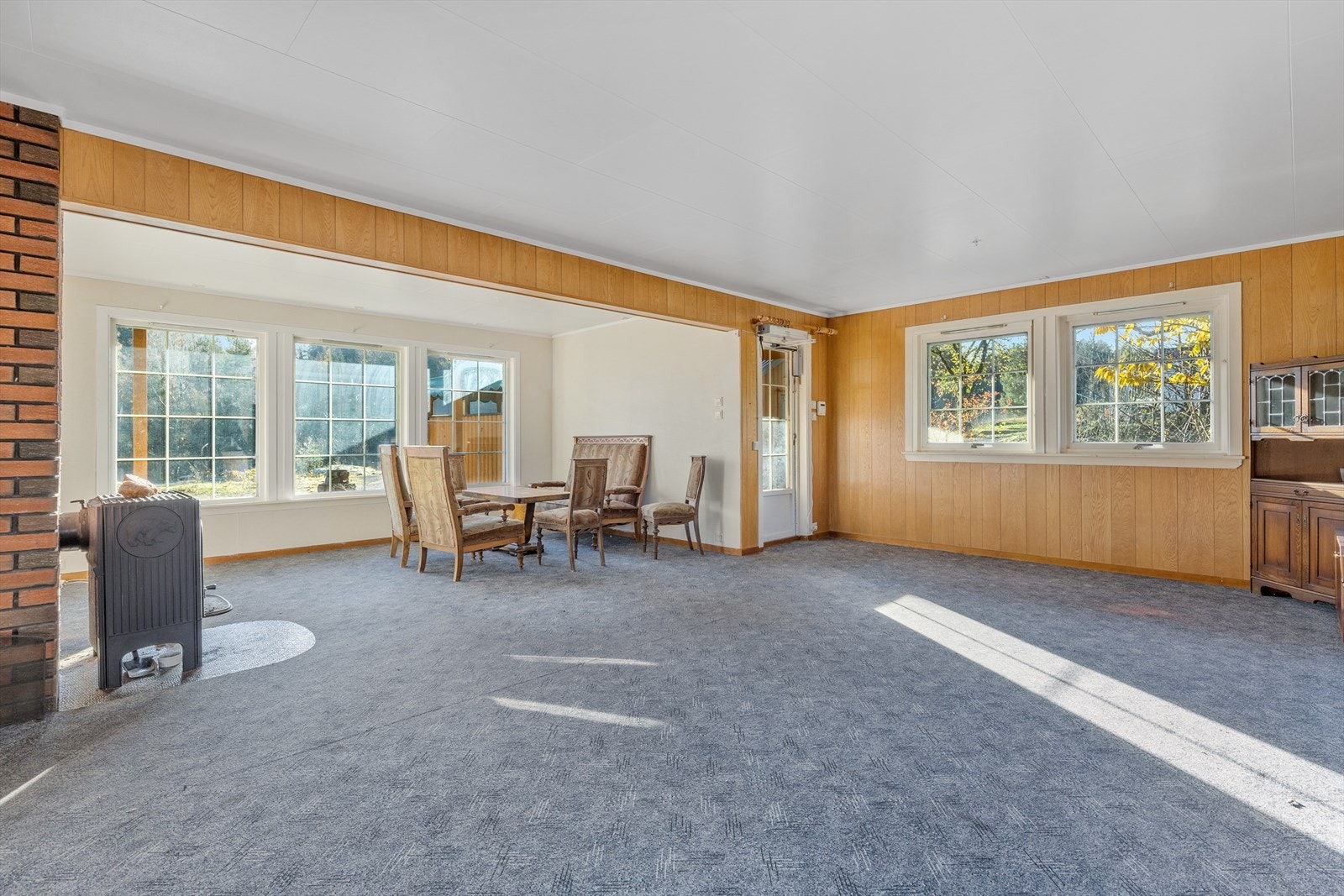 Romslig stue med god plass for både spisebord og sofagruppe Galleribilde