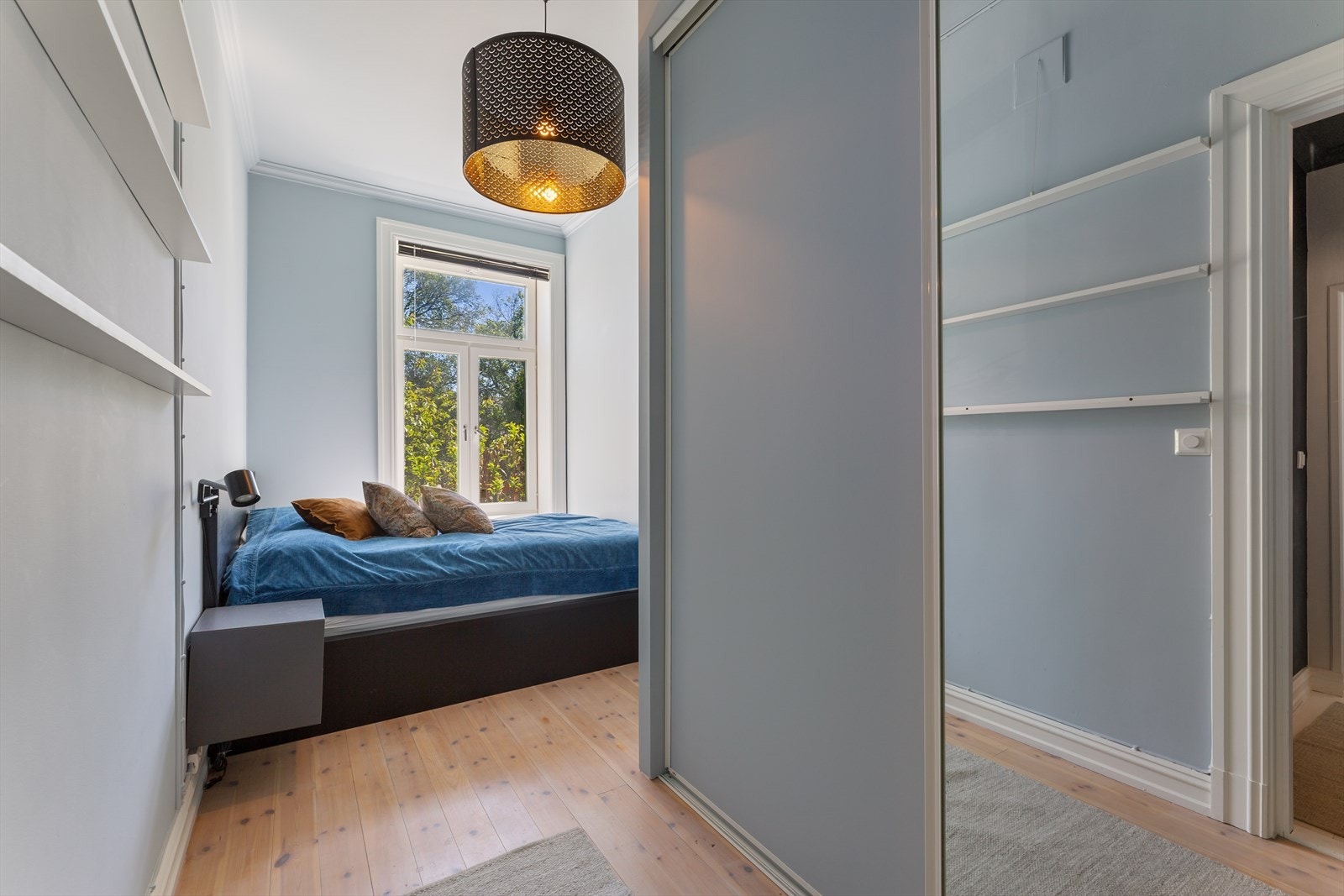 Soverom 2 med dobbeltseng og garderobe Galleribilde