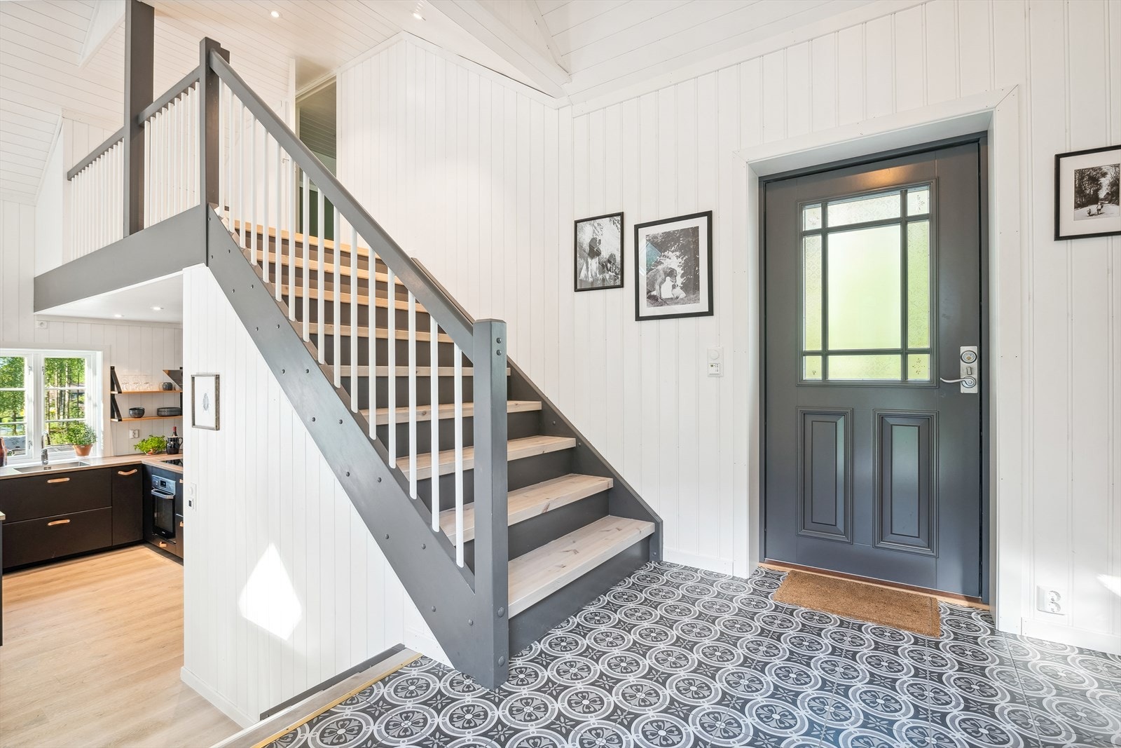Det er egen inngangsdør til bakhagen Galleribilde