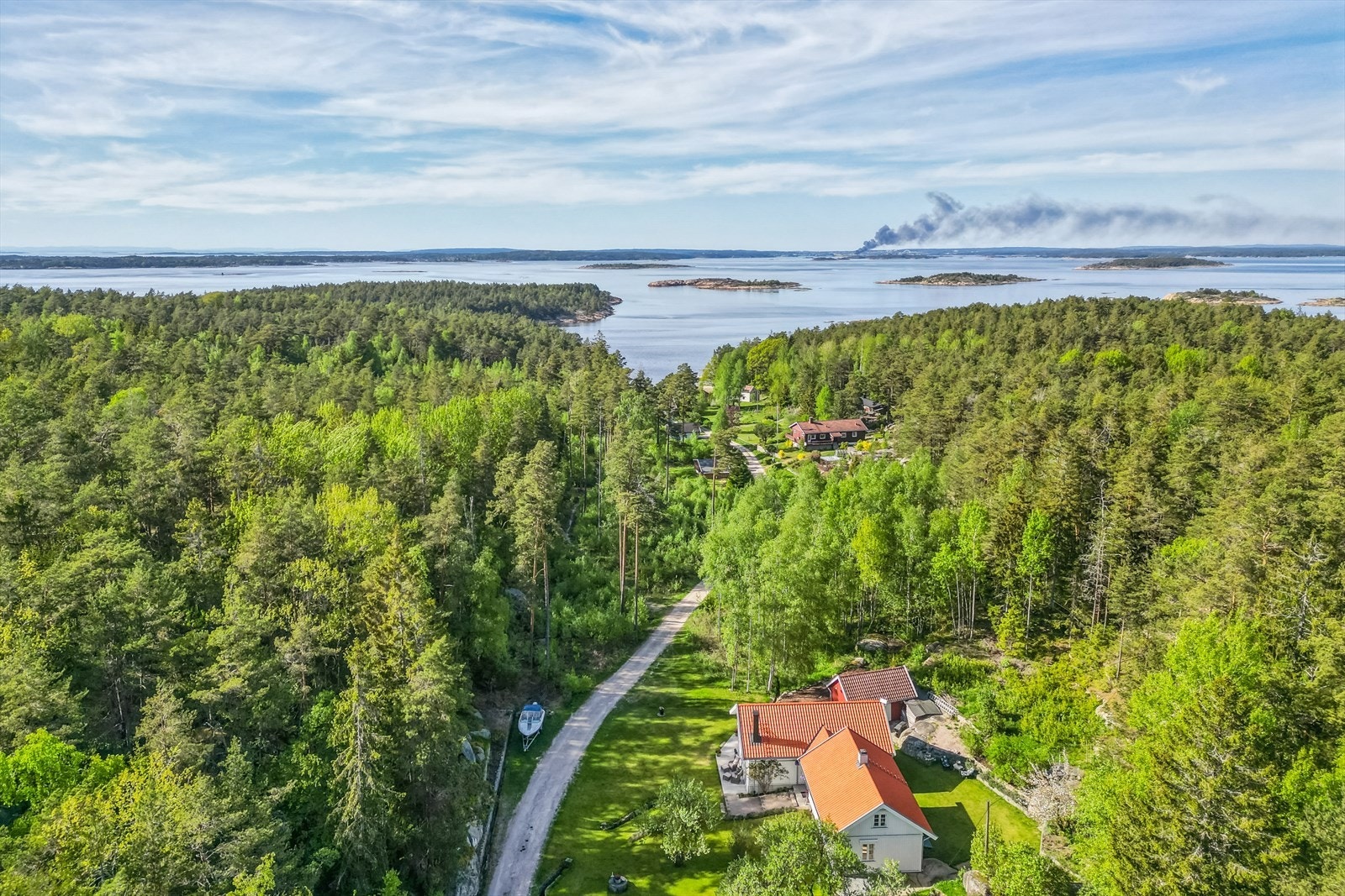 Det er ca 200 m til sjøen med badestrand Galleribilde