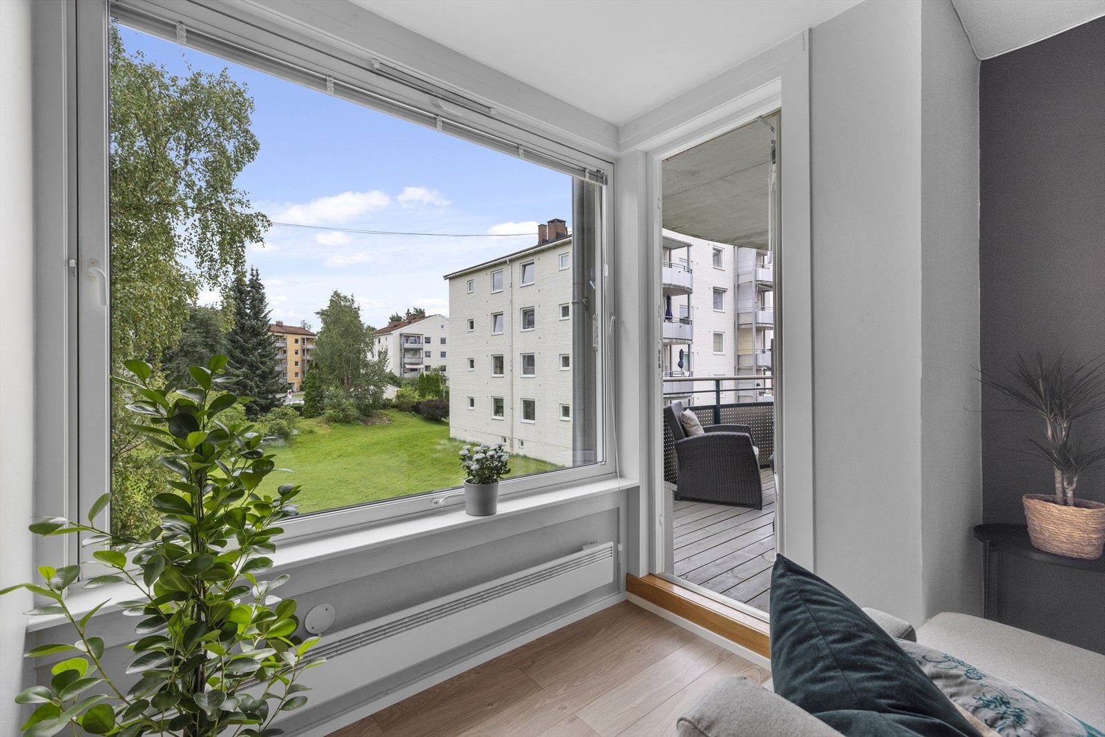 Fra stue er det utgang til syd-østvendt balkong på ca. 8 kvm. Galleribilde