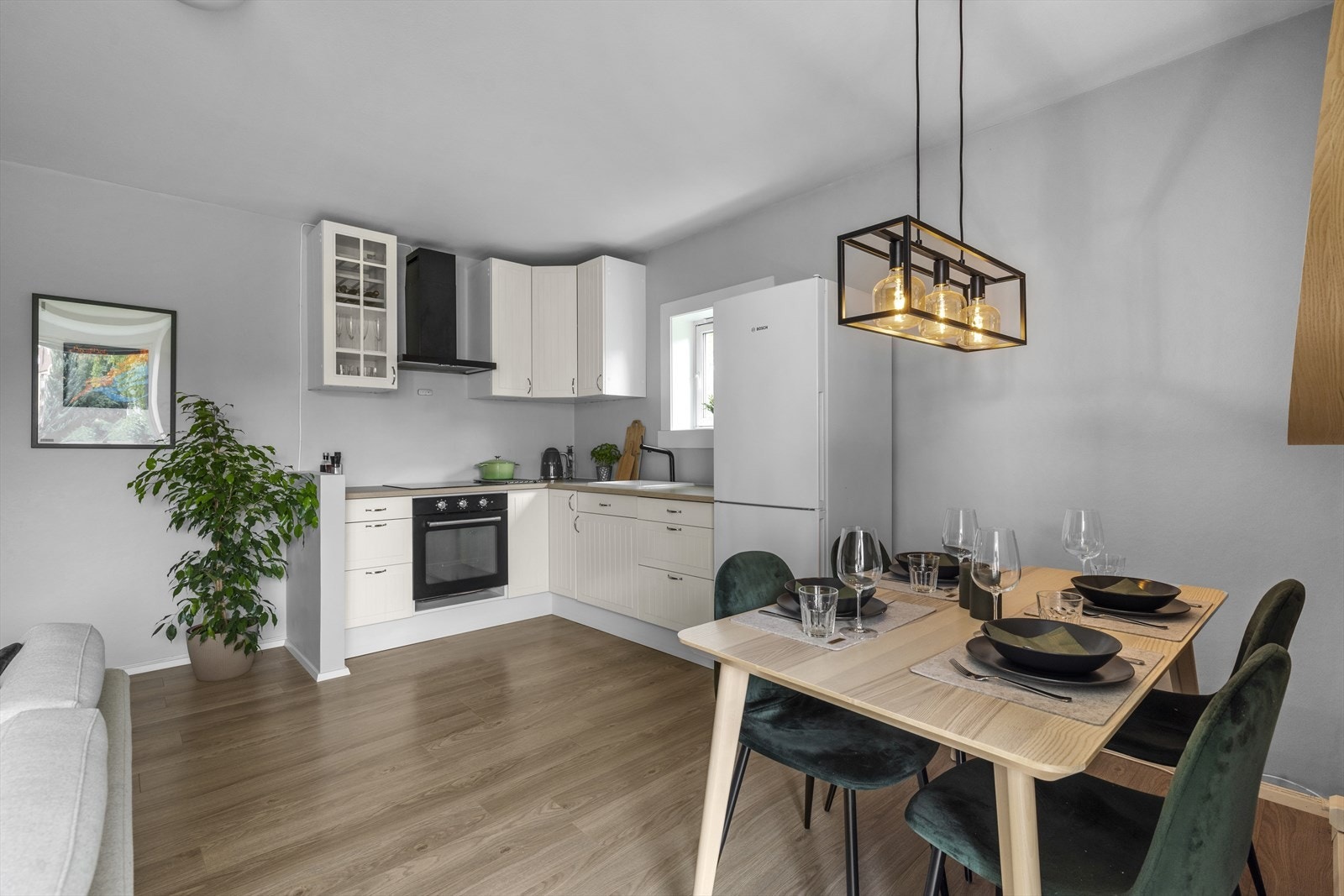Her er det plass til både sofagruppe og spisegruppe. Galleribilde