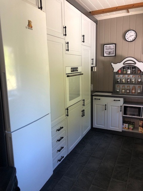 2024: Kjøkkenet fremstår mer moderne i dag. Frontene er malt. Galleribilde