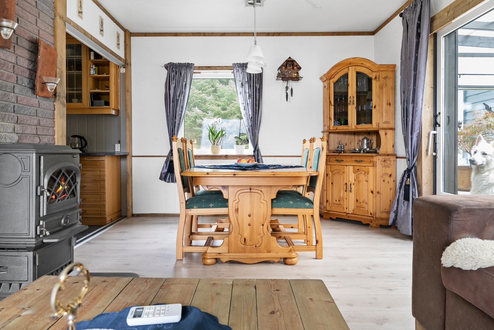 Det er også gjort endringer i stuen/spisestuen. Vegger og bjelker er malt. Det er også satt inn en ny dobbel dør mellom kjøkken og spisestue, samt en dør mellom stue og gang Galleribilde