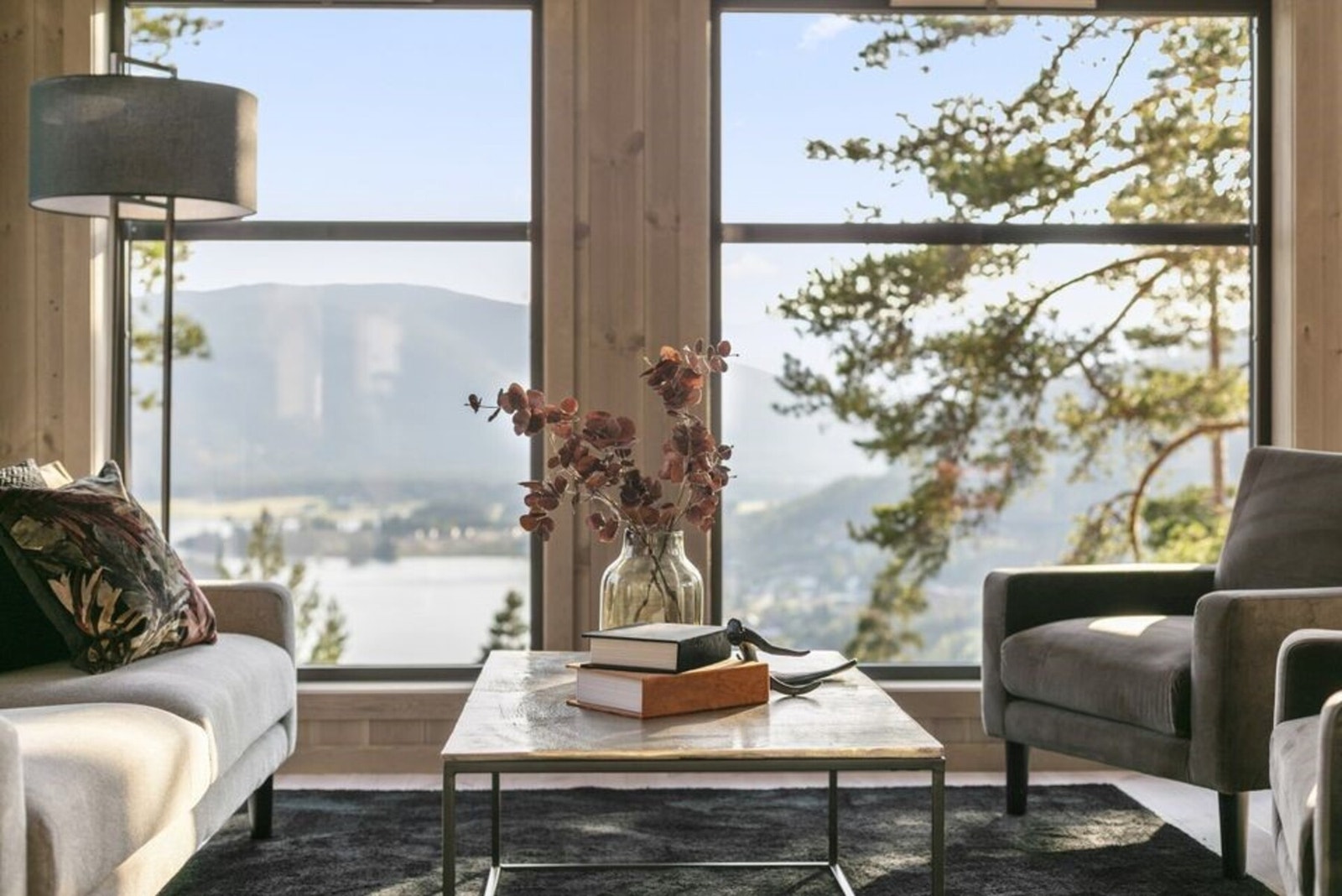 Store vindusflater slipper lyset og naturen inn! Interiørfoto fra en lignende modell. Galleribilde