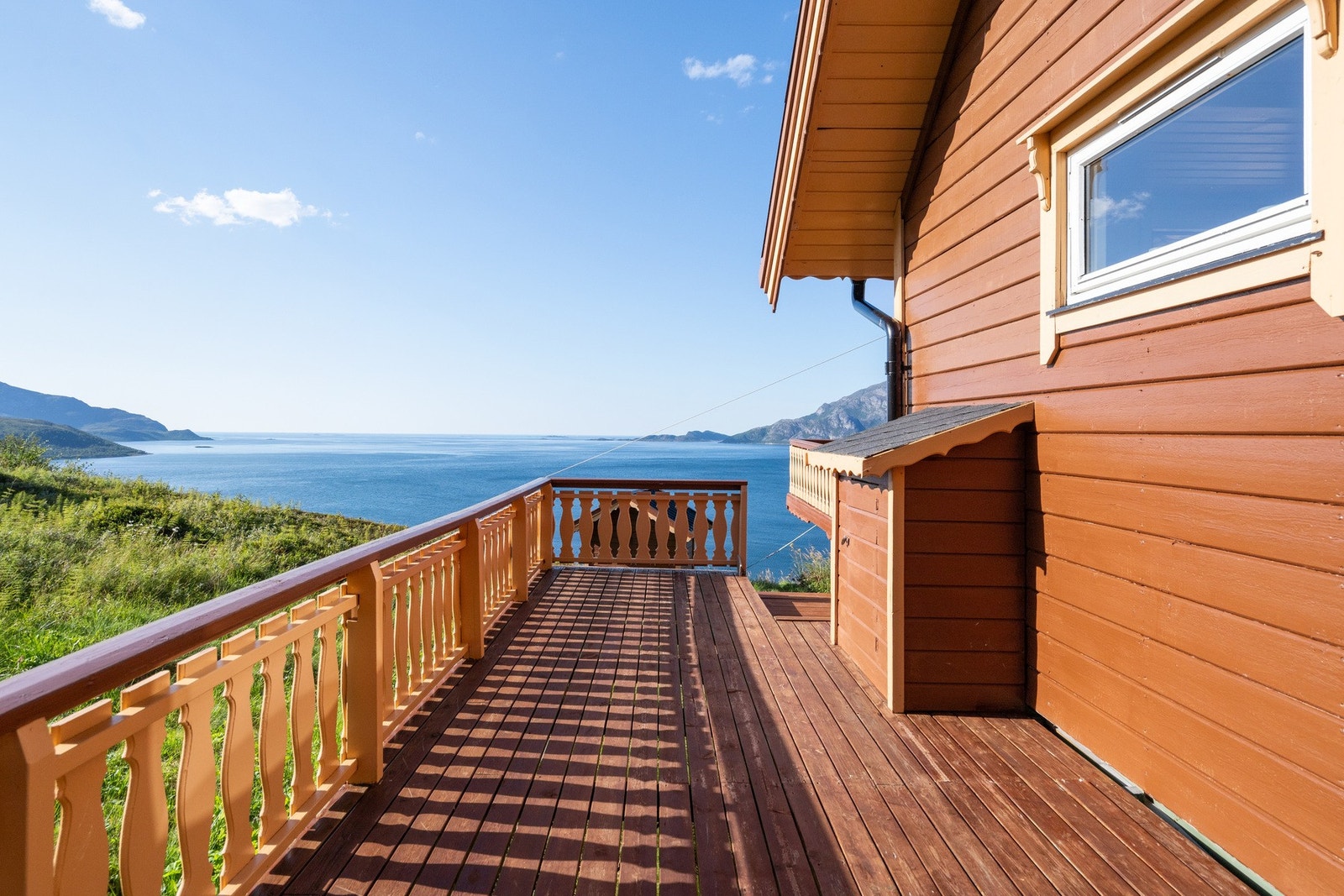 Fra veranda kan gode sommerdager nytes, samt den unike utsikten. Galleribilde