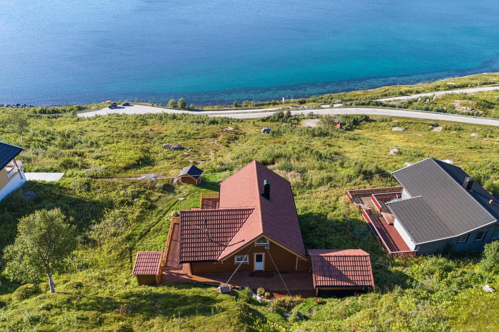 Det er parkeringsplass ved veien, og en sti fører deg opp til hytta. Galleribilde