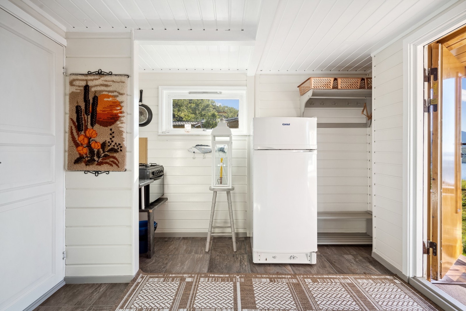 Rommet er også innredet med kjøleskap og kokemuligheter. Galleribilde