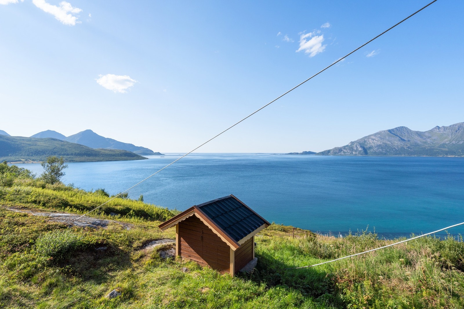 De tre hyttene har felles trekkbane fra parkeringsplassen og opp til hyttene. Banen drives av aggregat, og kan frakte utstyr og varer opp til hytta. Galleribilde