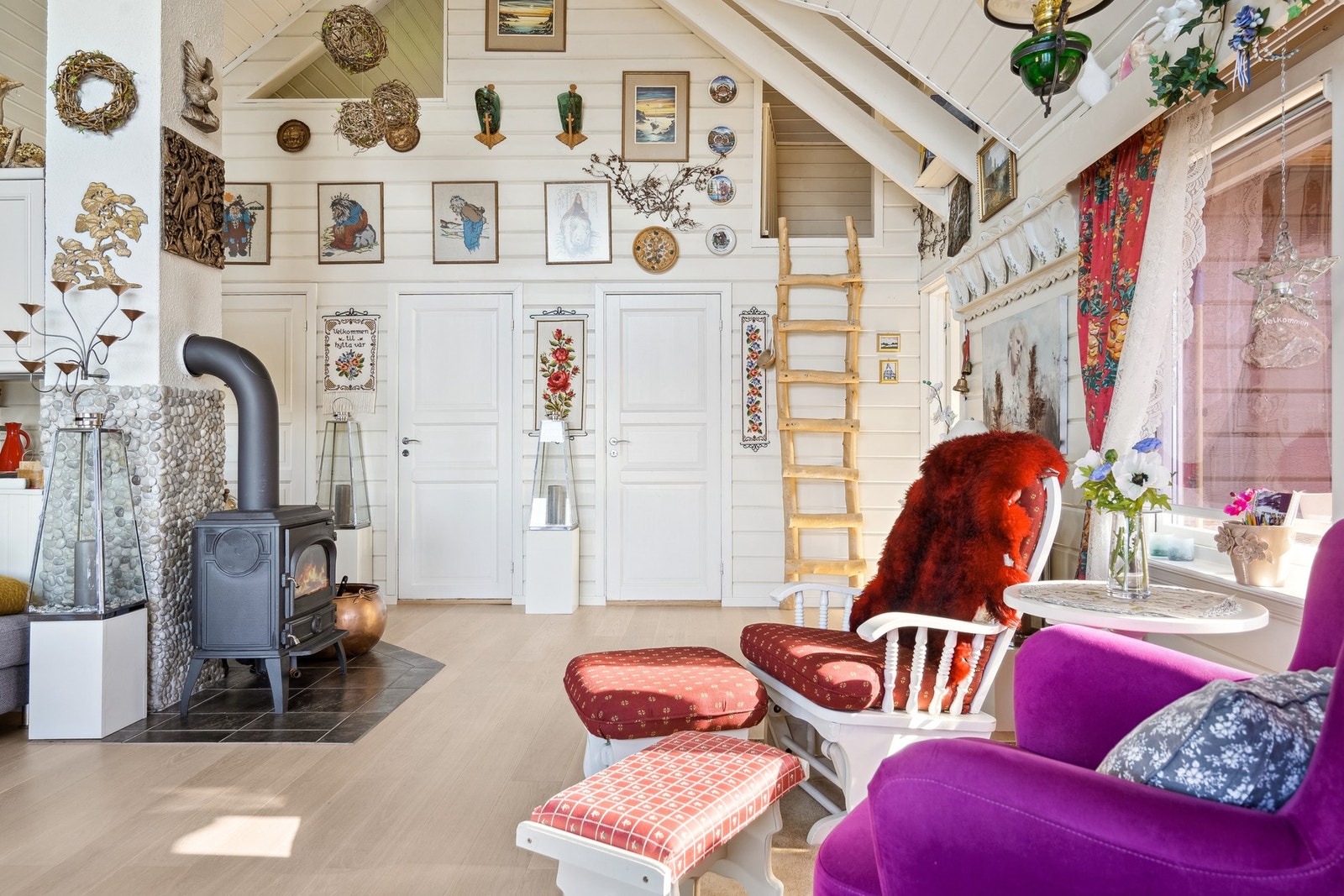 Hytta stue er åpen og luftig ed svært god takhøyde. Galleribilde