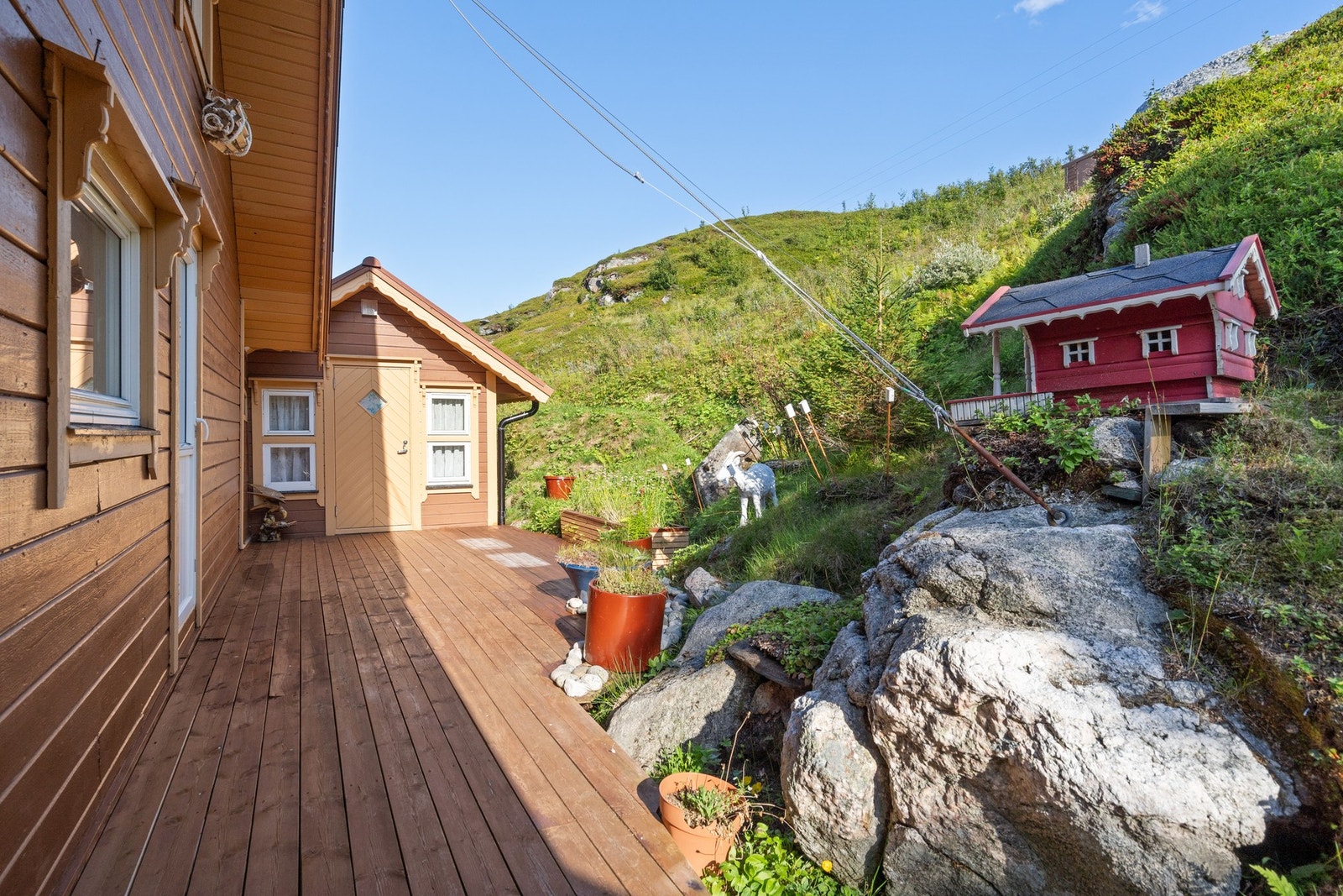 Baksiden av hytta, Rett frem finner du anneks eller lagrinsrom. Galleribilde