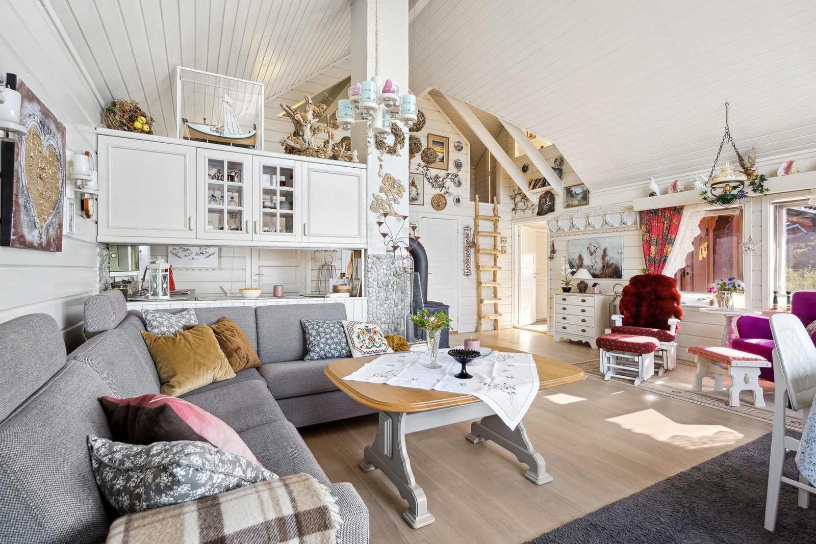 Koselig innredet i klassisk hytte-stil. Galleribilde