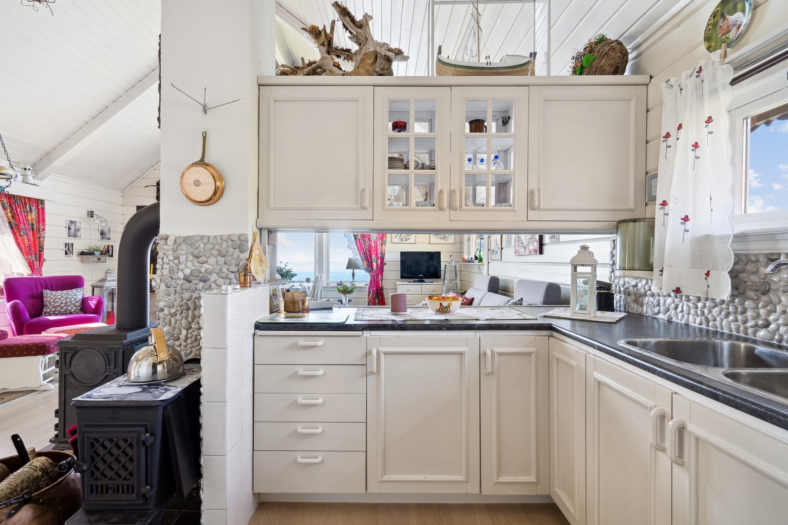 Kjøkkenet er delvis åpent mot stuen slik at du får et åpent og sosialt rom. Galleribilde