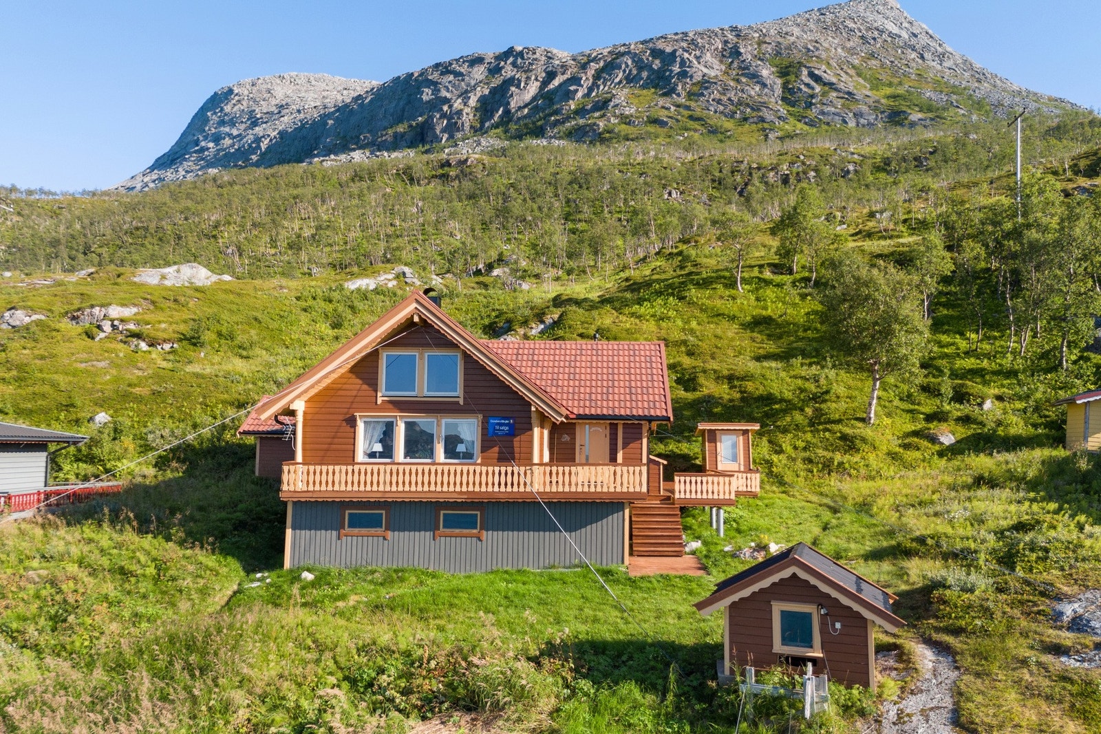 Hytta ligger nydelig plassert omkranset av vakker nordnorsk natur. Galleribilde
