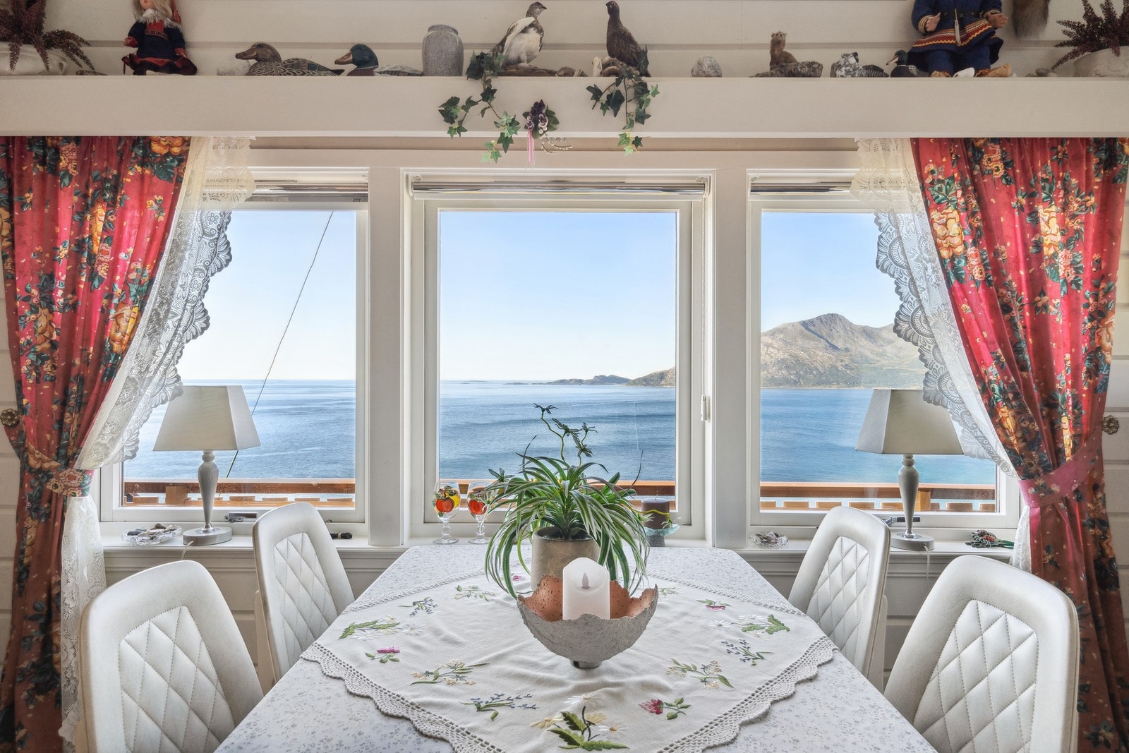 Fra spisebordet finner du igjen den spektakulære utsikten. Galleribilde