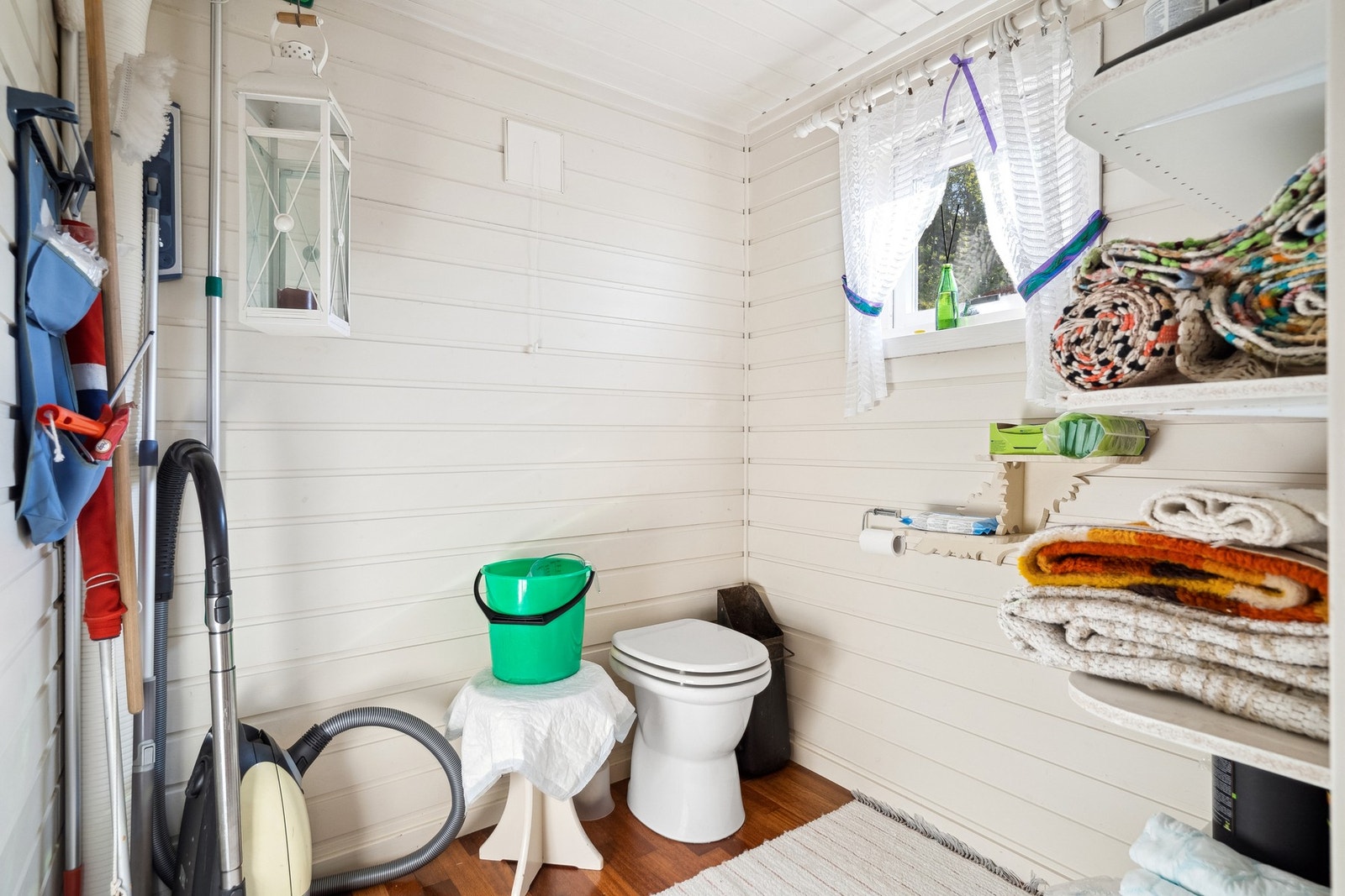 Praktisk rom med do-fasiliteter og muligheter for oppbevaring. Galleribilde