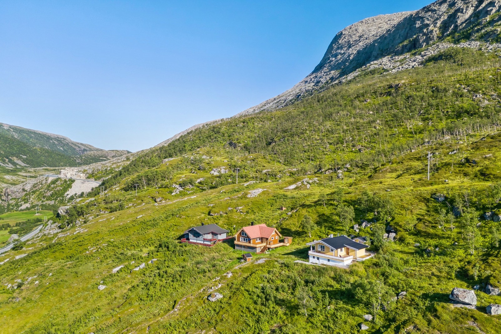 Med bil er det ca. 26 minutter til dagligvarehandel, Eide Handel, hvor du finner et godt utvalg av varer, Galleribilde