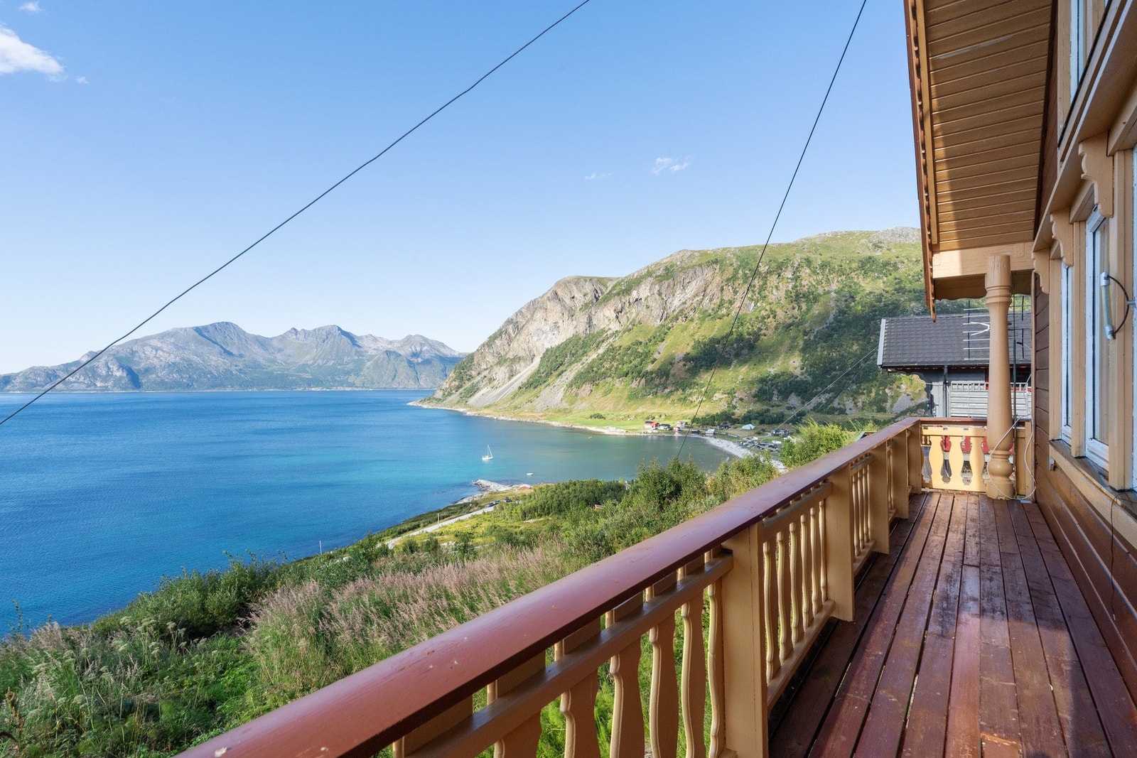 Veranda i front av hytta, med utsikt ned mot Grøtfjordstranda. Galleribilde