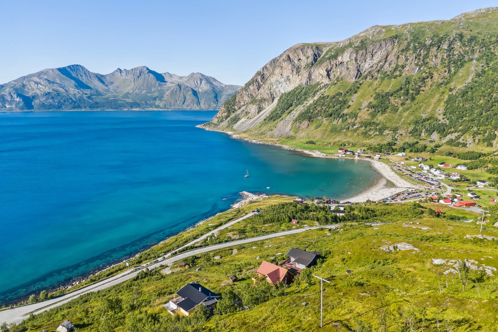 Det er kort vei til Grøtfjord-stranden om er et attraktivt reisemål på flotte soldager. Galleribilde