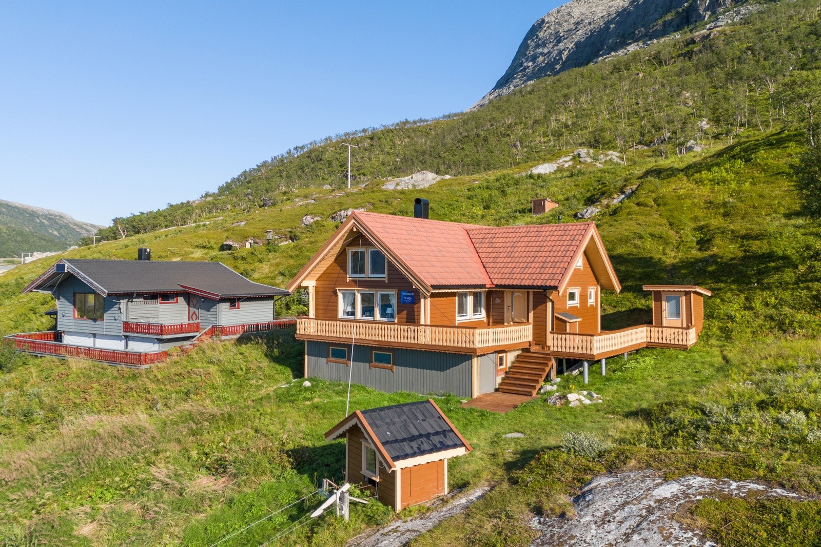 Hytta ligger nydelig i terrenget, med to hyttenaboer på hver side. Galleribilde