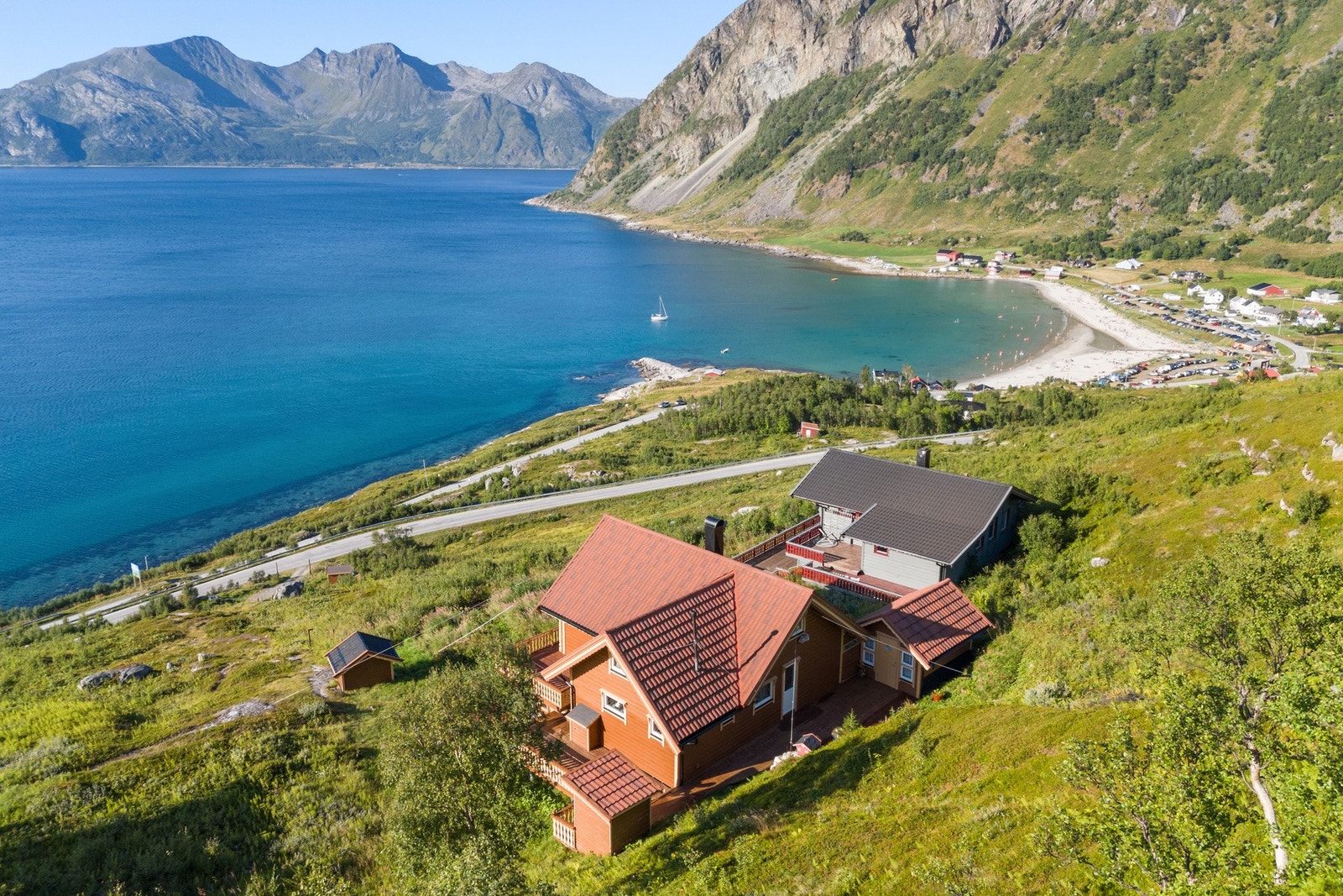 Til høyre i bilde ser du den populære badestranda Grøtfjorden. Galleribilde