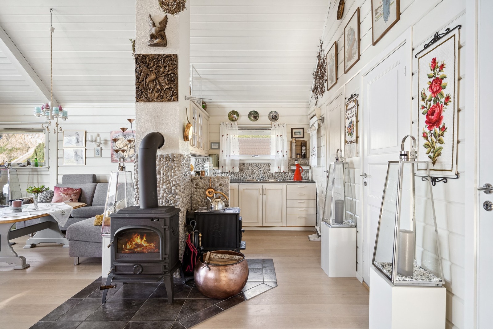 Hytta har også et praktisk kjøkkenhjørne. Galleribilde