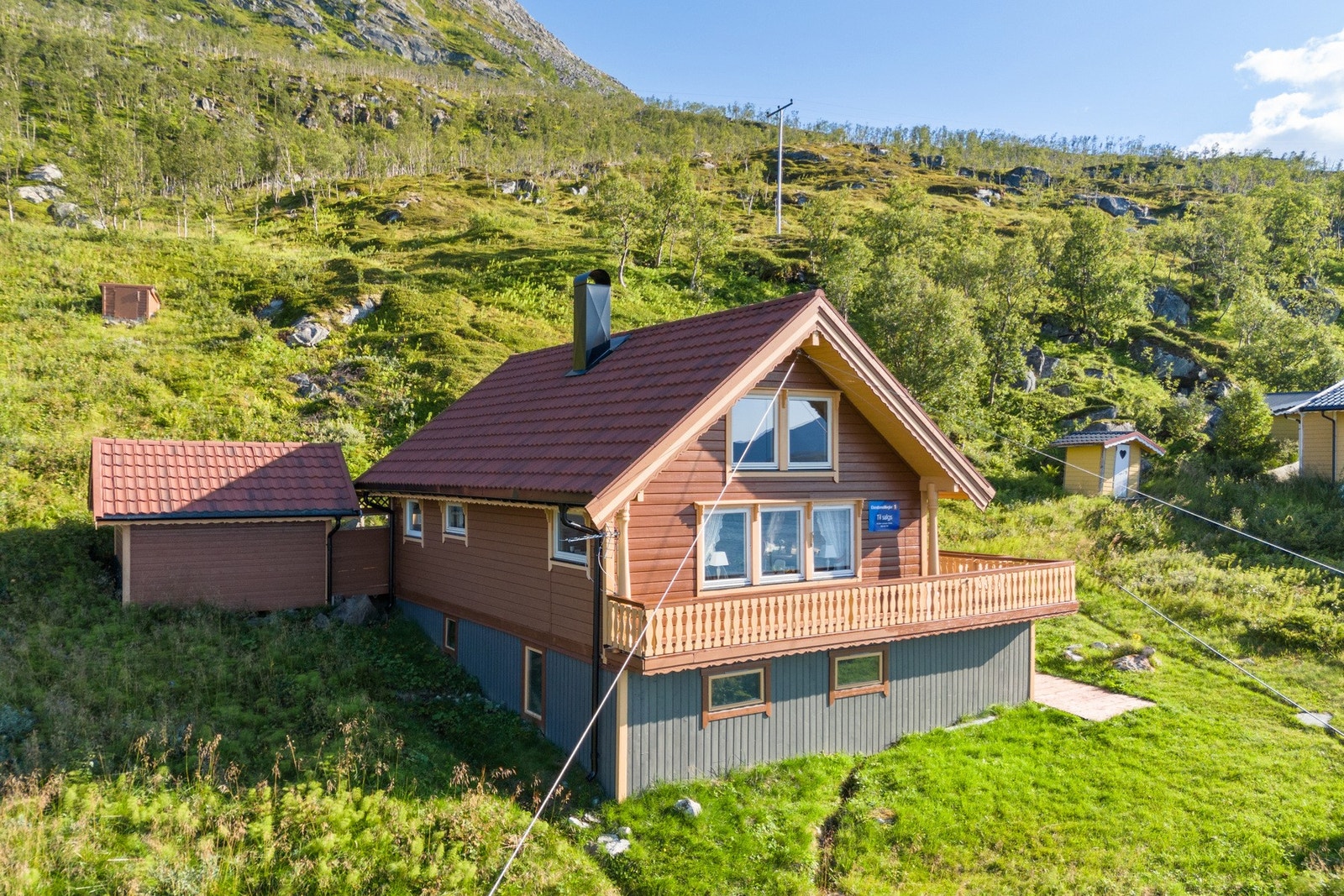 Hytta ligger nydelig til på en høyde med fantastisk utsikt ut over Grøtfjorden. Galleribilde