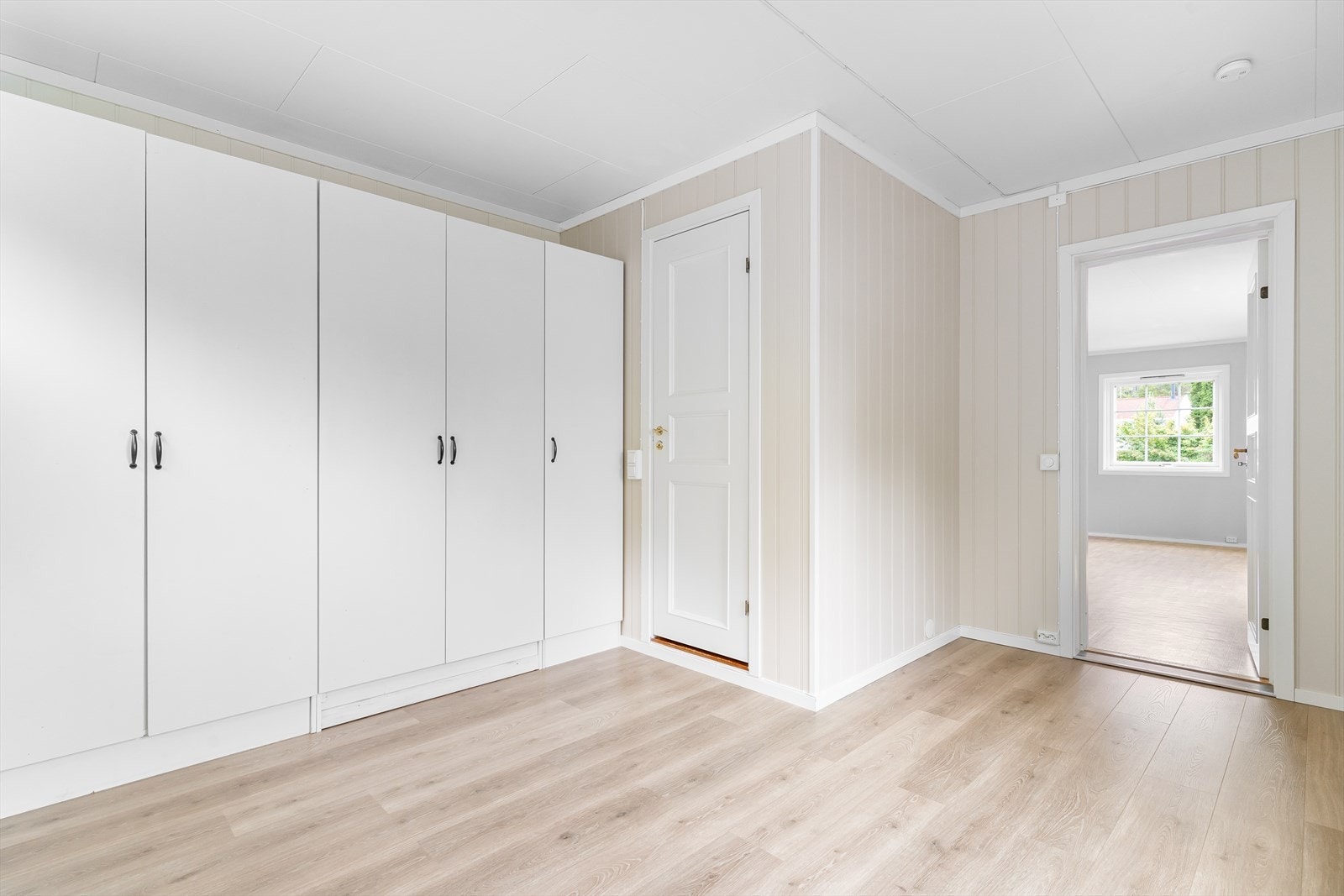 Rom som i dag brukes som soverom. Men fremstår ikke som soverom på bygningstegninger fra kommunen. Se mer info i salgsoppgaven. Galleribilde
