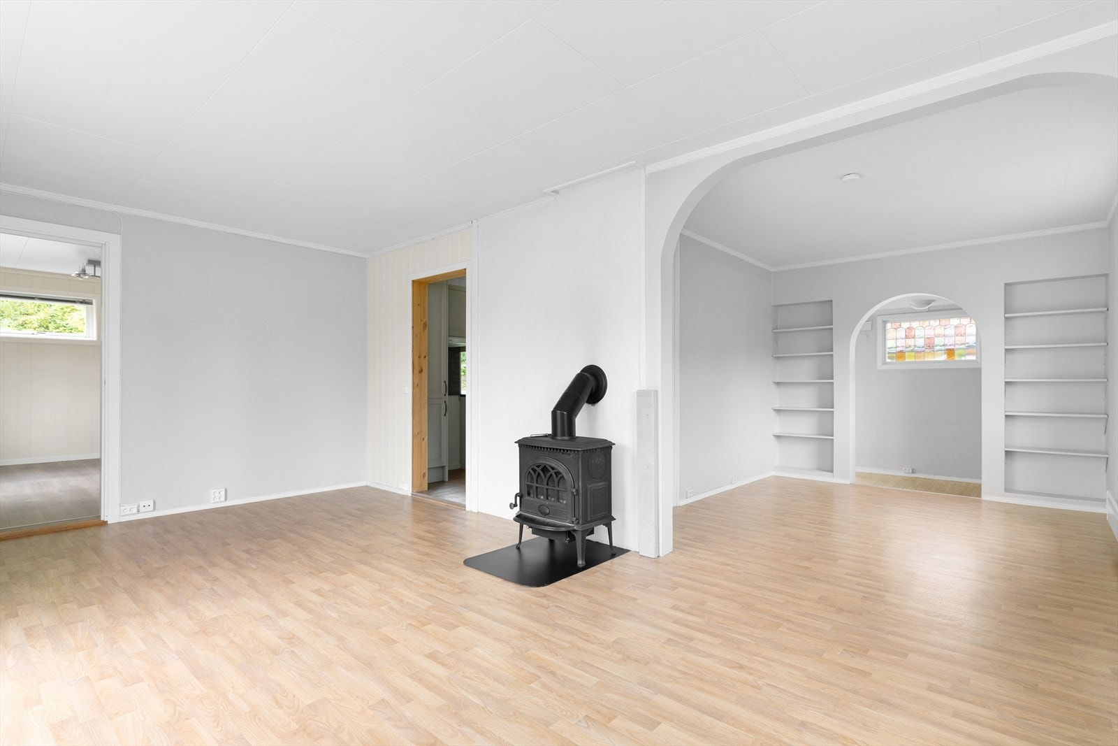 Romslig stue med god plass til flere møbleringer. Galleribilde