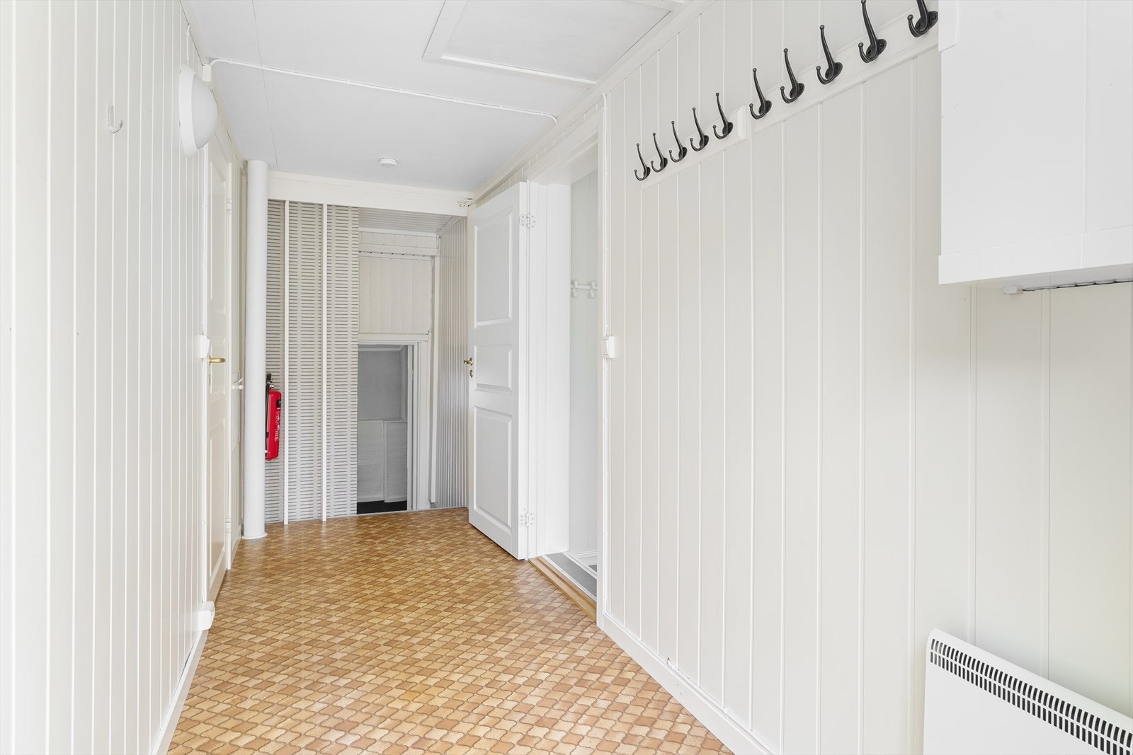 Romslig gang med god plass til å henge fra seg yttertøy. Galleribilde